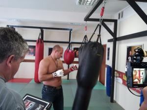 Фёдор Емельяненко работает на боксёрском мешке "Силуэт"