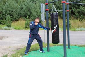 Тренировка на уличном боксёрском мешке — Николай Алексахин